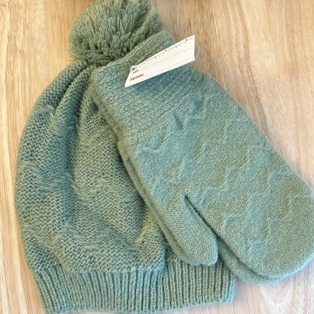 🌲🎁 NWT Beanie and Mitten Set